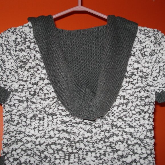 Knitted short-sleeve top with hoodie. Soft and comfortable. Fit and shaped hem. - Picture 3 of 6